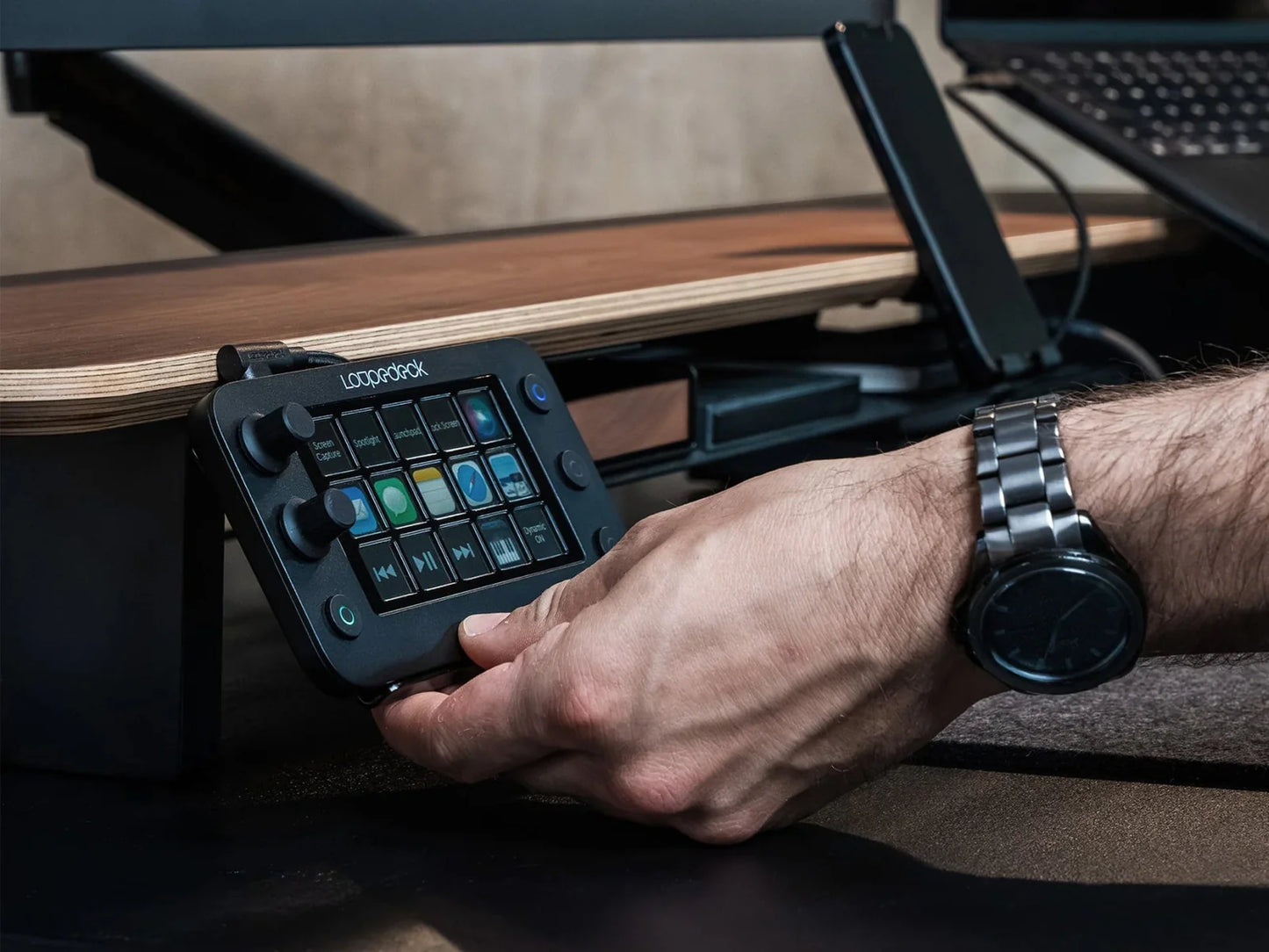 Smart Accessory Holder for Setup Cockpit